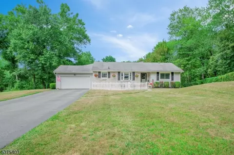 9 Chanwood Dr, Newton, NJ 07860