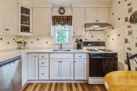 600 Mountain View Ter, Middlesex, NJ 08846 photo 14