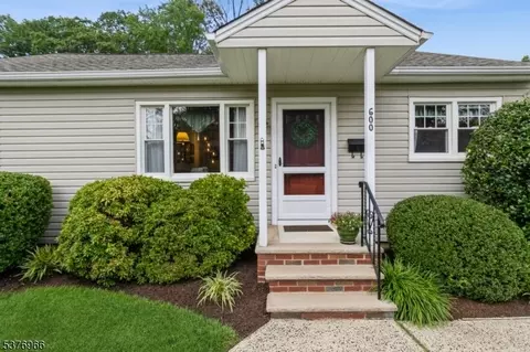 600 Mountain View Ter, Middlesex, NJ 08846 photo 2