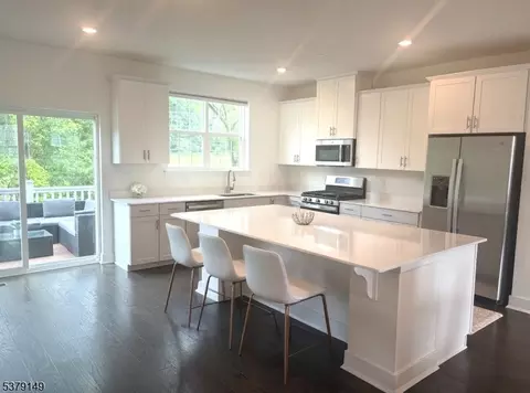 4 Mccluskey Pl, Morris Plains, NJ 07950