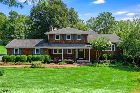 6 Serpentine Dr, Clinton, NJ 08809
