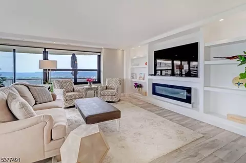 2 Claridge Dr 8lw, Verona, NJ 07044