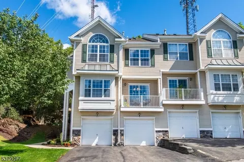 132 Summit Rdg, Pompton Lakes, NJ 07442