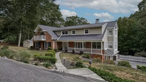 8 Briarcliff Ter, Kinnelon, NJ 07405