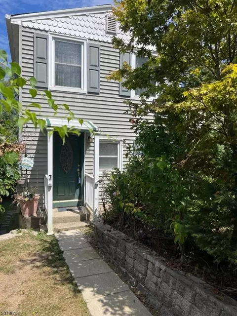 7 Wildrose Rd, Oak Ridge, NJ 07438