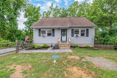 1 Robins Ter, Highland Lakes, NJ 07422