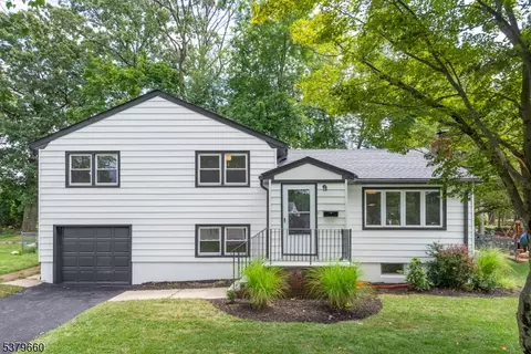 28 Oak Dr, Roseland, NJ 07068