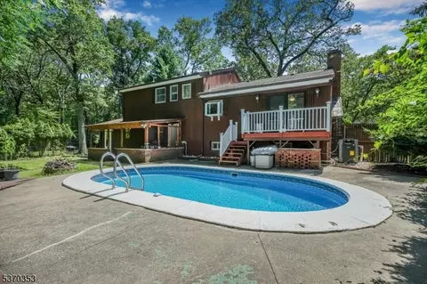 4 Henderson Ct, Pompton Lakes, NJ 07442