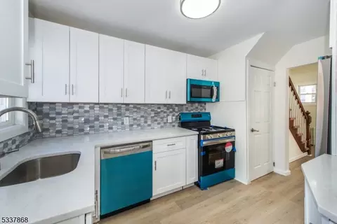 Entry Way - 419 Central Ave, Wayne, NJ 07470 photo 2 of 5