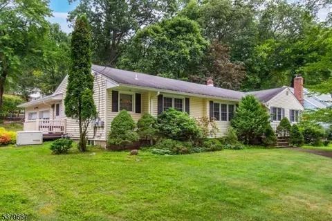 11 Whitewood Dr, Morris Plains, NJ 07950