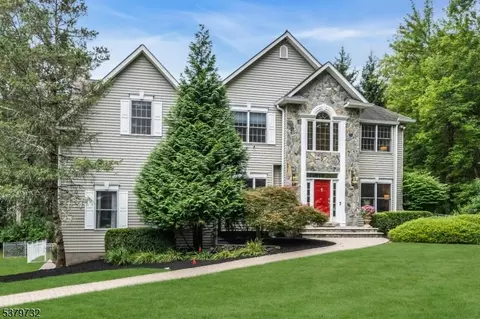 8 Sir Arthurs Ct, Sparta, NJ 07871