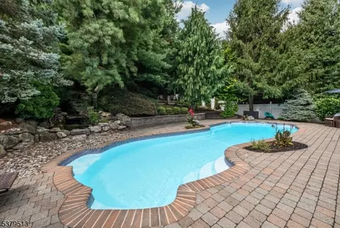14 Stratton Dr, Wayne, NJ 07470 photo 2