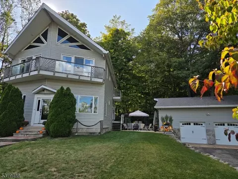 16 Shore Rd, Lake Hopatcong, NJ 07849