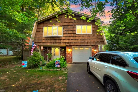 52 River Rd, Stanhope, NJ 07874