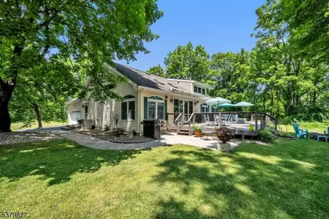 7 Old Farm Rd, Stewartsville, NJ 08886
