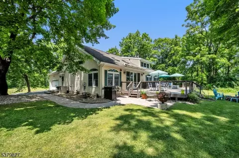 7 Old Farm Rd, Stewartsville, NJ 08886