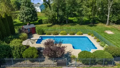6 Twin Pointe Rd, Flemington, NJ 08822