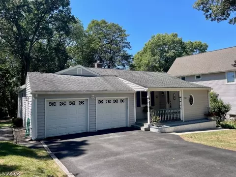 53 W Summit Ave, Midland Park, NJ 07432