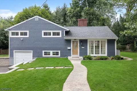 208 Busteed Dr, Midland Park, NJ 07432