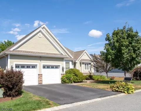 11 Coventry Rd, Hamburg, NJ 07419