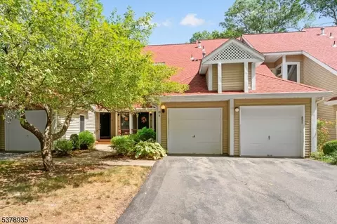 10 Schofield Ct, Oak Ridge, NJ 07438