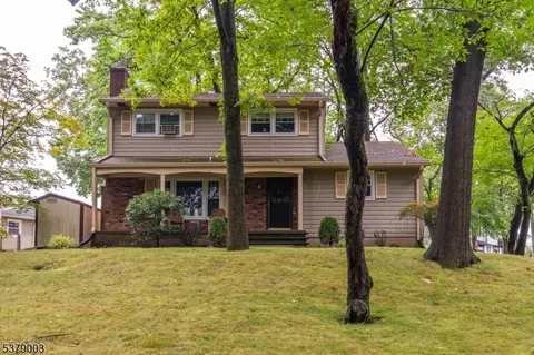 48 Parkway Dr, Clark, NJ 07066