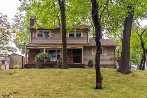 48 Parkway Dr, Clark, NJ 07066
