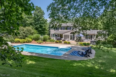 18 Falcon Ln, Long Valley, NJ 07853