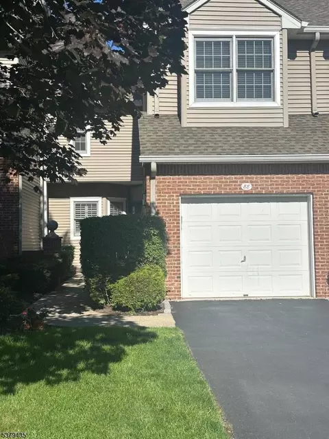 88 Kent Dr, Roseland, NJ 07068