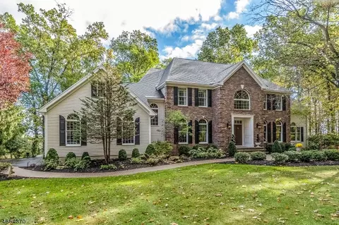 5 Wood Hollow Dr, Pittstown, NJ 08867
