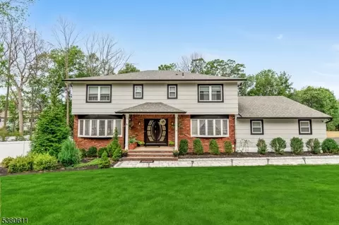 15 Lookout Point Trl, Totowa, NJ 07512