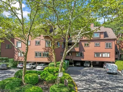 158 Sandcastle Ky #158, Secaucus, NJ 07094