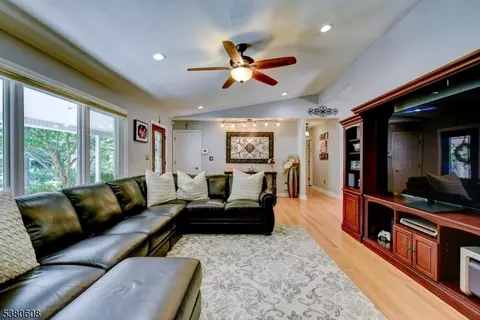 18 Iowa Rd, Wayne, NJ 07470 photo 8