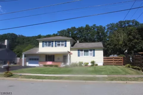 133 Deerfield Dr, Hackettstown, NJ 07840