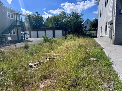 160 Smith St, Elizabeth City, NJ 07201