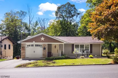 4 Hillside Ave, Stockholm, NJ 07460