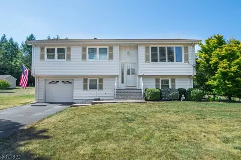 16 Sunset Ln, Oak Ridge, NJ 07438