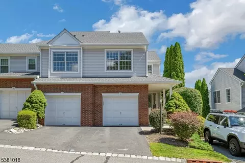 8 Schindler Ct, Boonton, NJ 07005