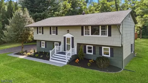 18 Oxford Cir, Skillman, NJ 08558