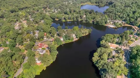 17 Cayuga Trl, Oak Ridge, NJ 07438