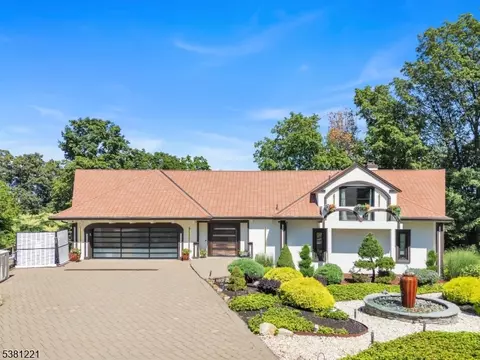 18 Fairview Dr, Caldwell, NJ 07006