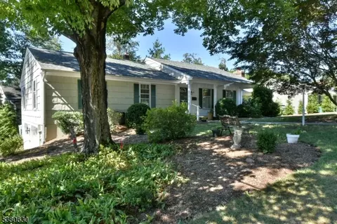 1 Zimmerman Ct, Midland Park, NJ 07432