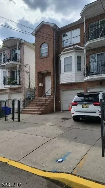 761 S 17th St #3, Newark, NJ 07103