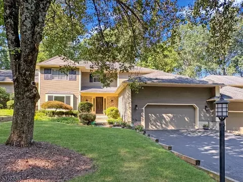 26 Hunters Cir, Lebanon, NJ 08833