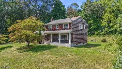 8 Herman Thau Rd, Annandale, NJ 08801