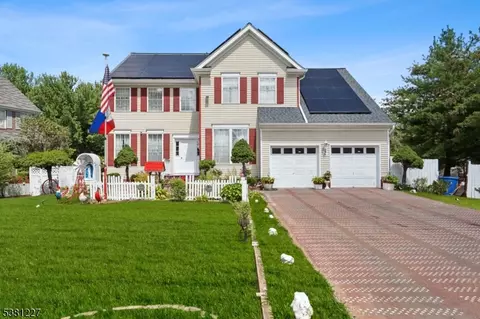 2 Golfview Ct, Monroe Township, NJ 08831