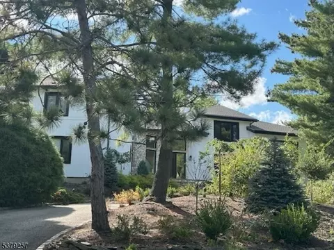 15 Rainbow Ridge Dr, Livingston, NJ 07039