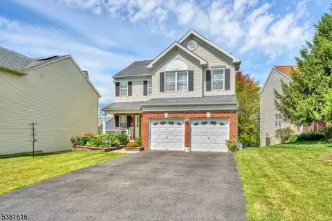 811 Mary Cir, Stewartsville, NJ 08886