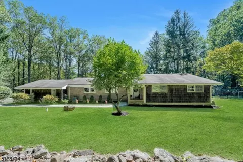 10 Delwood Rd, Chester, NJ 07930