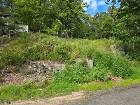 13 Stonehenge Rd, Jefferson Twp, NJ 07849